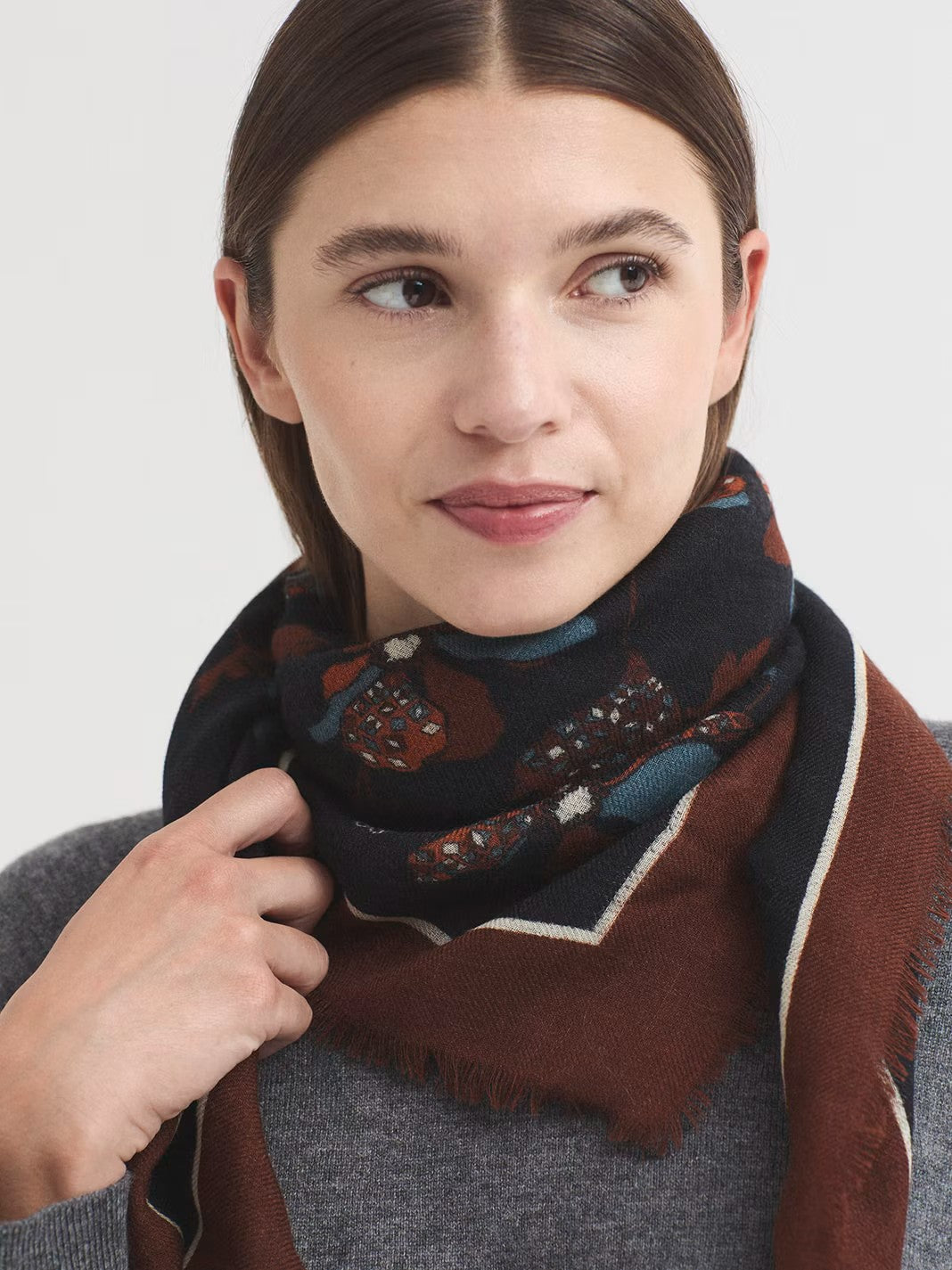 Geometric Flowers black wool print scarf with digital printing, 90 x 90 cm.