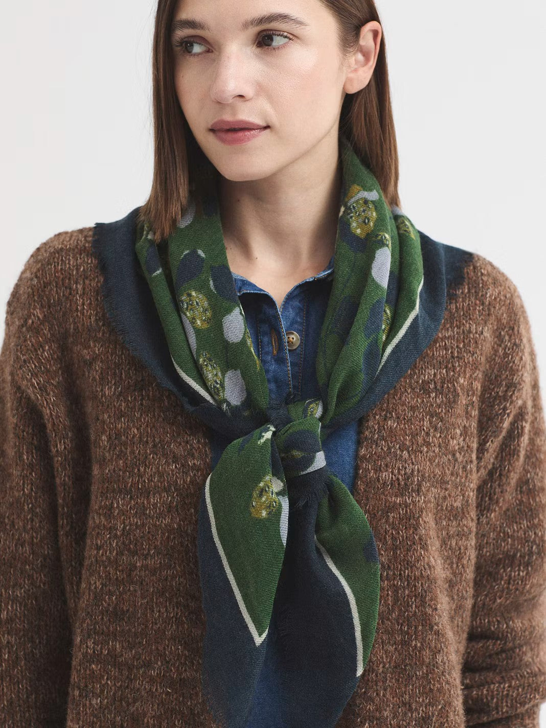 Geometric Flowers green wool print scarf with digital printing, 90 x 90 cm.
