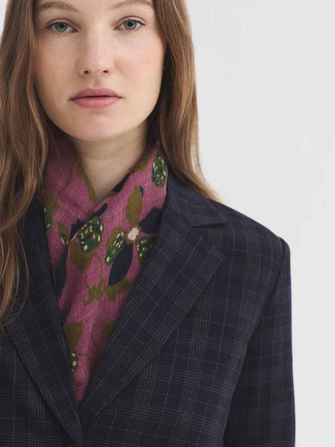 Geometric Flowers pink wool print scarf with digital printing, 90 x 90 cm.