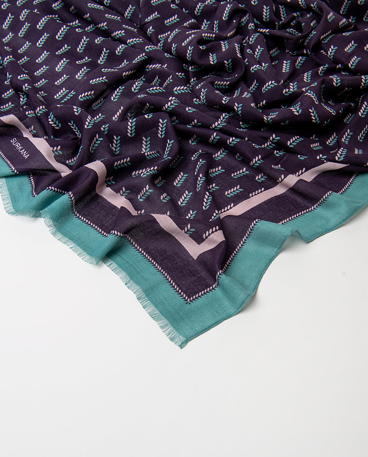 Rectangular purple scarf in light, fluid viscose. Repeated fine herringbone print in menta and ecru colors, with a contrasting plain border and fringed edge.