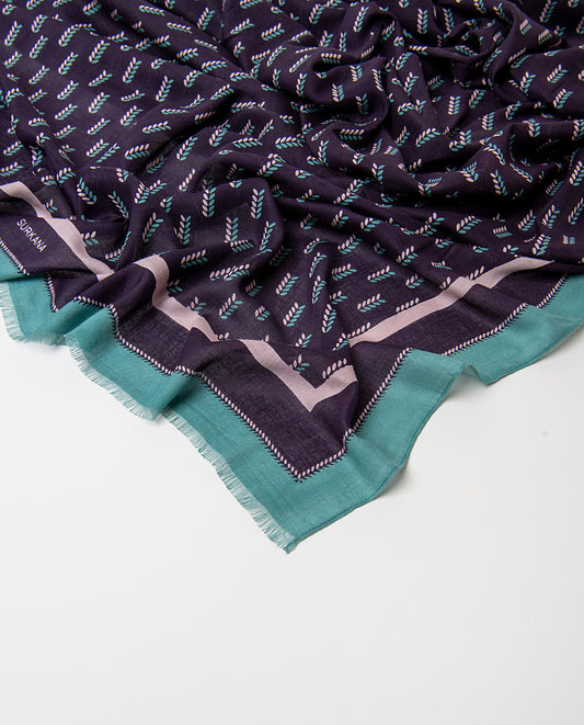 Rectangular purple scarf in light, fluid viscose. Repeated fine herringbone print in menta and ecru colors, with a contrasting plain border and fringed edge.
