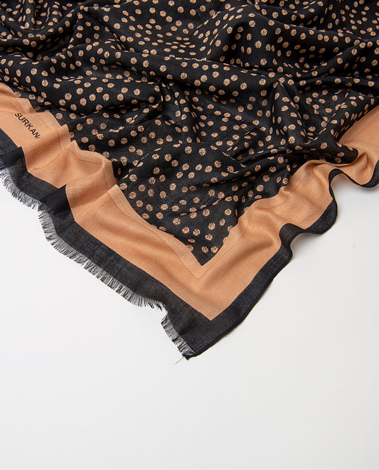 Rectangular black scarf in light, fluid viscose. Irregular beige polka-dot print with a batik feel, contrasting plain border and fringe.
