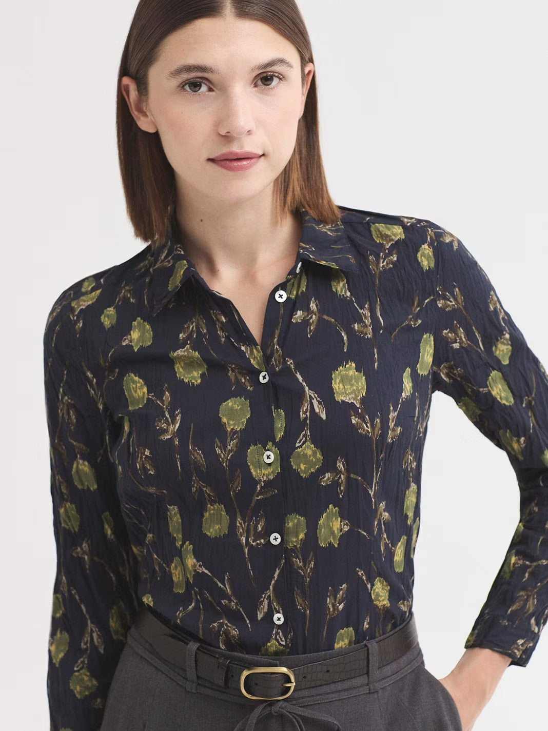 Shirt navy with Blurred Flowers print in sustainable crinkle cotton fabric. Shirt collar and mother-of-pearl button front. Long sleeves with vent, cuff and button. Complete with matching fabric bag.