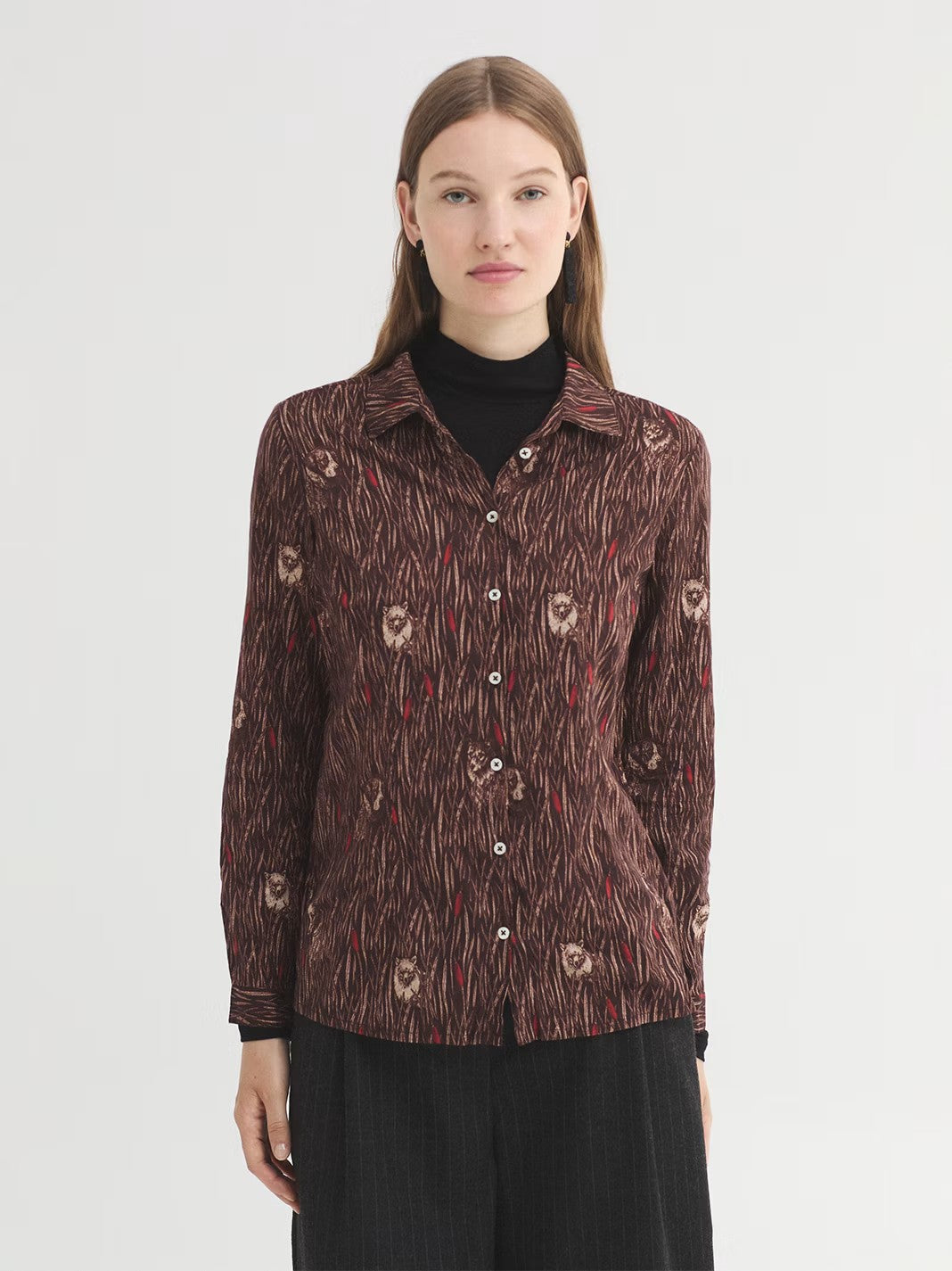 Shirt brown with Canine Forest print in sustainable crinkle cotton fabric. Shirt collar and mother-of-pearl button front. Long sleeves with vent, cuff and button. Complete with matching fabric bag.