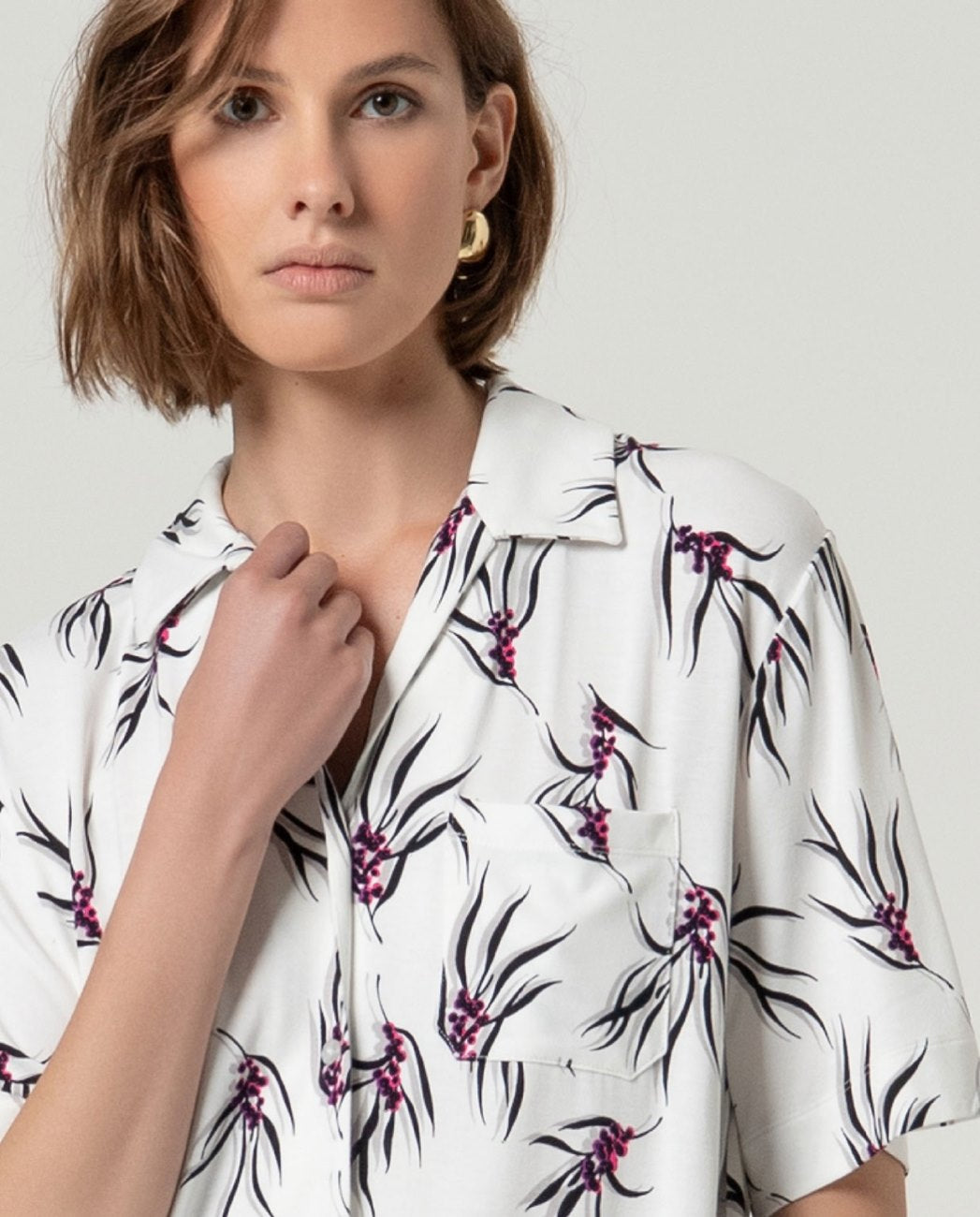 White blouse - shirt with black floral prints and short sleeves in eco vero viscose.