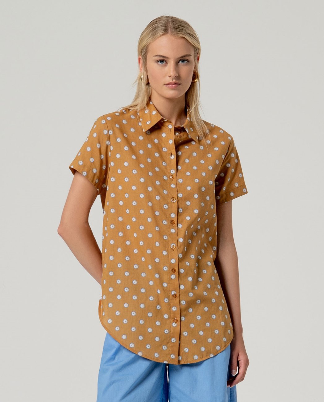 Camel dots print short sleeve cotton shirt.