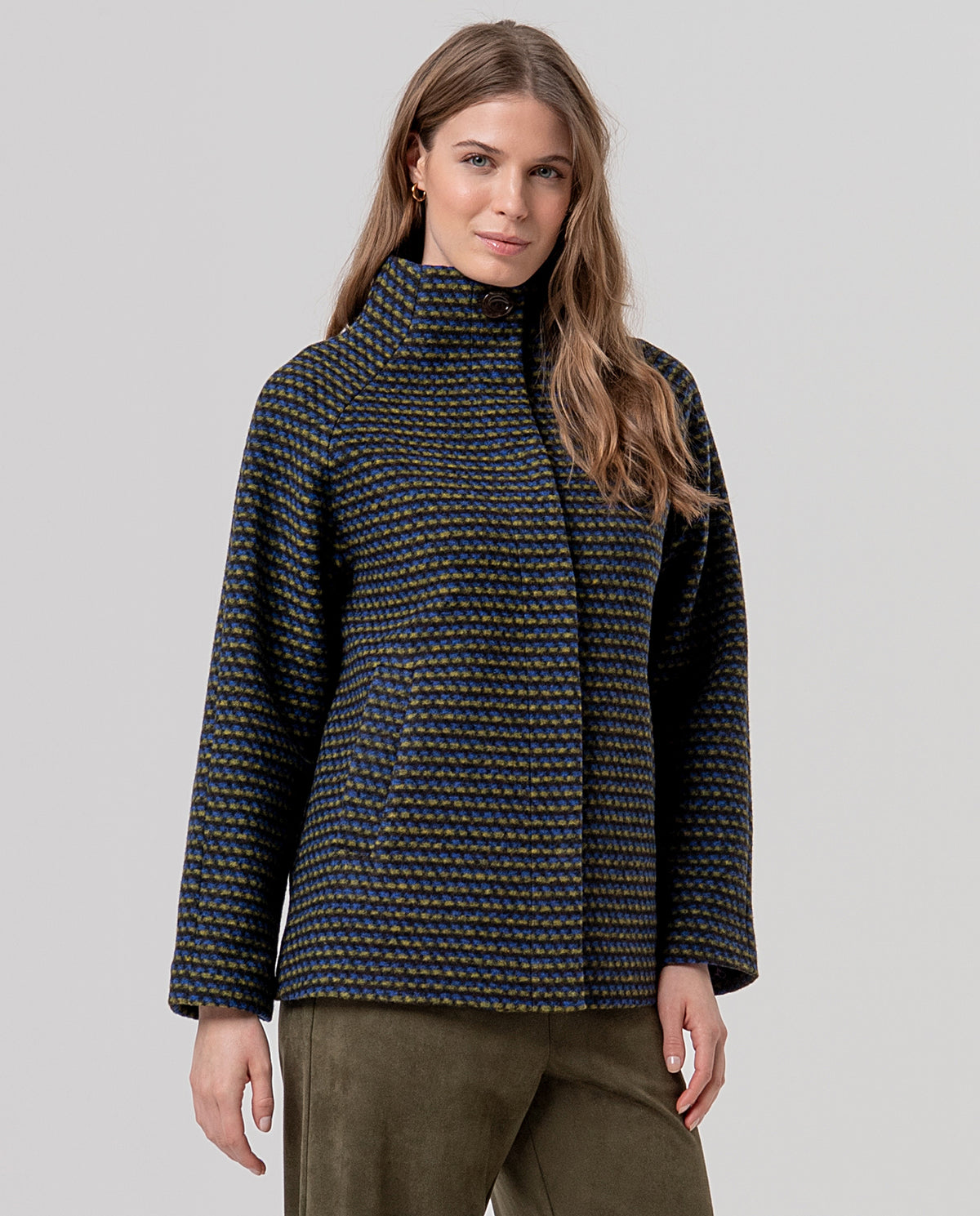 Short high-neck coat with buttons and pockets, in a wool fabric with a two-tone houndstooth texture in black khaki and blue colors.  Printed lining. Roomy, comfy silhouette.