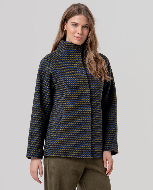 Short high-neck coat with buttons and pockets, in a wool fabric with a two-tone houndstooth texture in black khaki and blue colors.  Printed lining. Roomy, comfy silhouette.