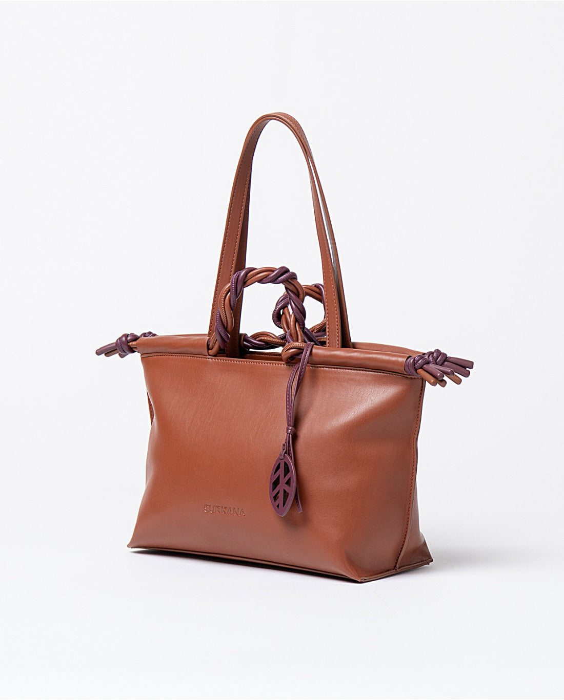 Hand and shoulder camel faux leather bag with details in burgundy color,top zippered closure and two interior compartments, one open and one with zipper.
