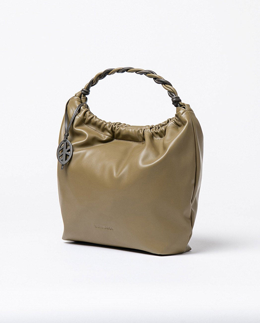 Large faux leather khaki shoulder bag with short bicolor braided handle and decorative charm in grey color, closure with magnet button, interior with two compartments (one with zipper and one without) and a removable toiletry bag with zipper closure.