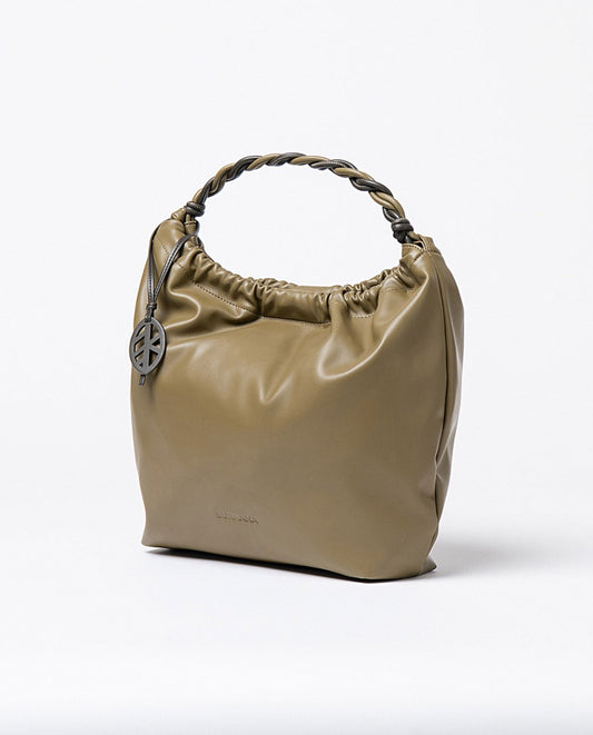 Large faux leather khaki shoulder bag with short bicolor braided handle and decorative charm in grey color, closure with magnet button, interior with two compartments (one with zipper and one without) and a removable toiletry bag with zipper closure.