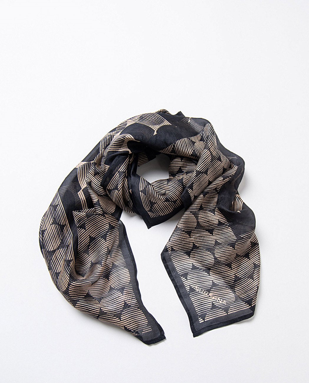 Square scarf made of 100% natural silk, with elegant and colorful prints, in black and ecru colors, 100cm x 100cm.