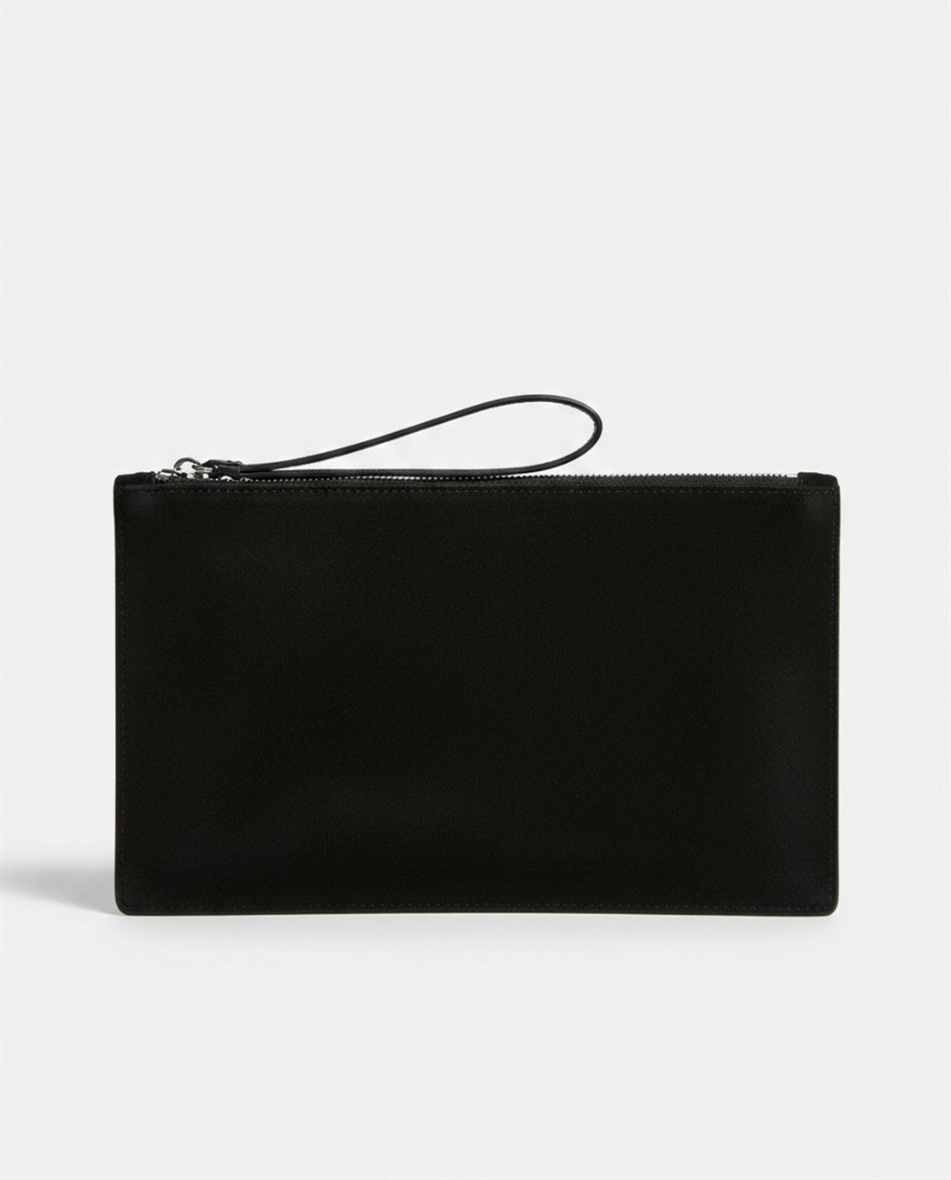 Flat black clutch in soft suede effect, with a zip closure and wrist strap. Card pockets. 14cm x 9,5cm x 1cm