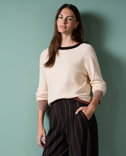 Knitted ecru sweater with round neck, black collar, beige cuffs and brown hem, straight cut and long sleeves, in 50%Viscose, 28%Polyester, 22%Polyamide