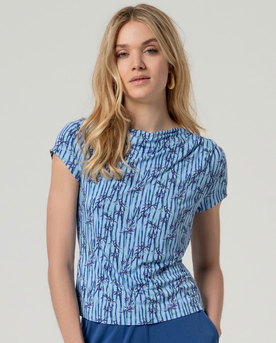 Elastic sleeveless floral print viscose top.