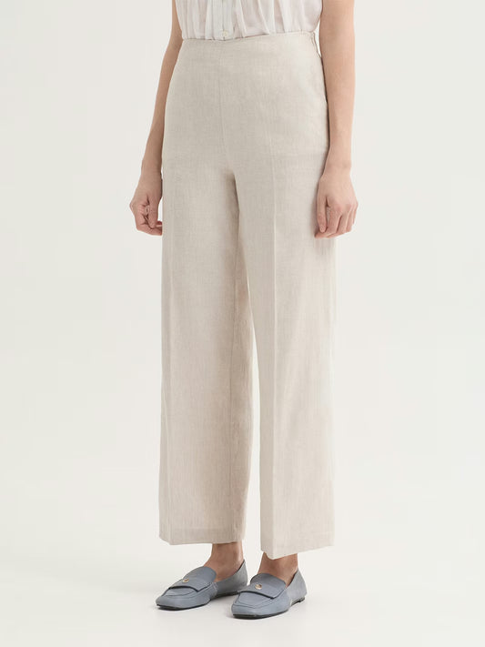 Ecru trousers made of herringbone linen and cotton jacquard fabric. Featuring side pockets and concealed side zip fastening. With a concealed elasticated waist at back and an ironed-in crease.