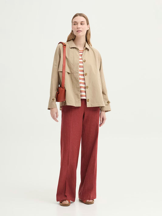 Intense Terracotta trousers made of pinstripe linen and cotton fabric. Featuring front pockets and piped pockets at back. Metal zip and hook fastening at front, waistband with belt loops. It comes with an ironed-in crease.