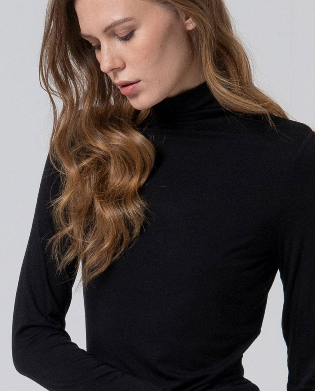 Turtleneck fitted black T-shirt, in 95% Viscose, 5% Elastane.