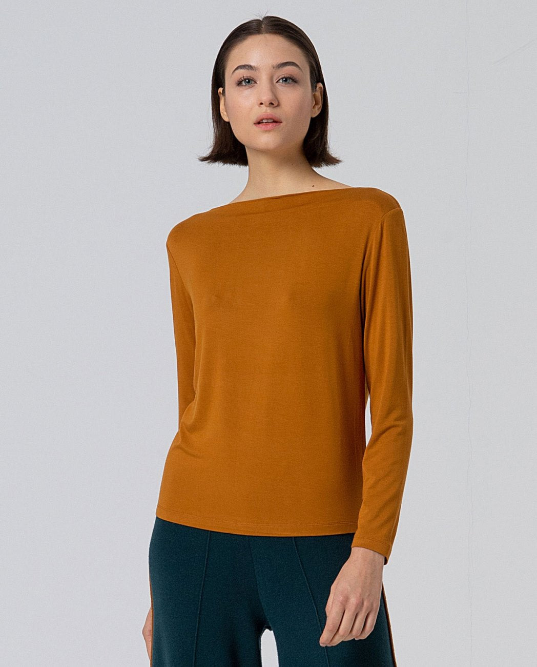 Loose neck orche T-shirt, in 95% Viscose, 5% Elastane.
