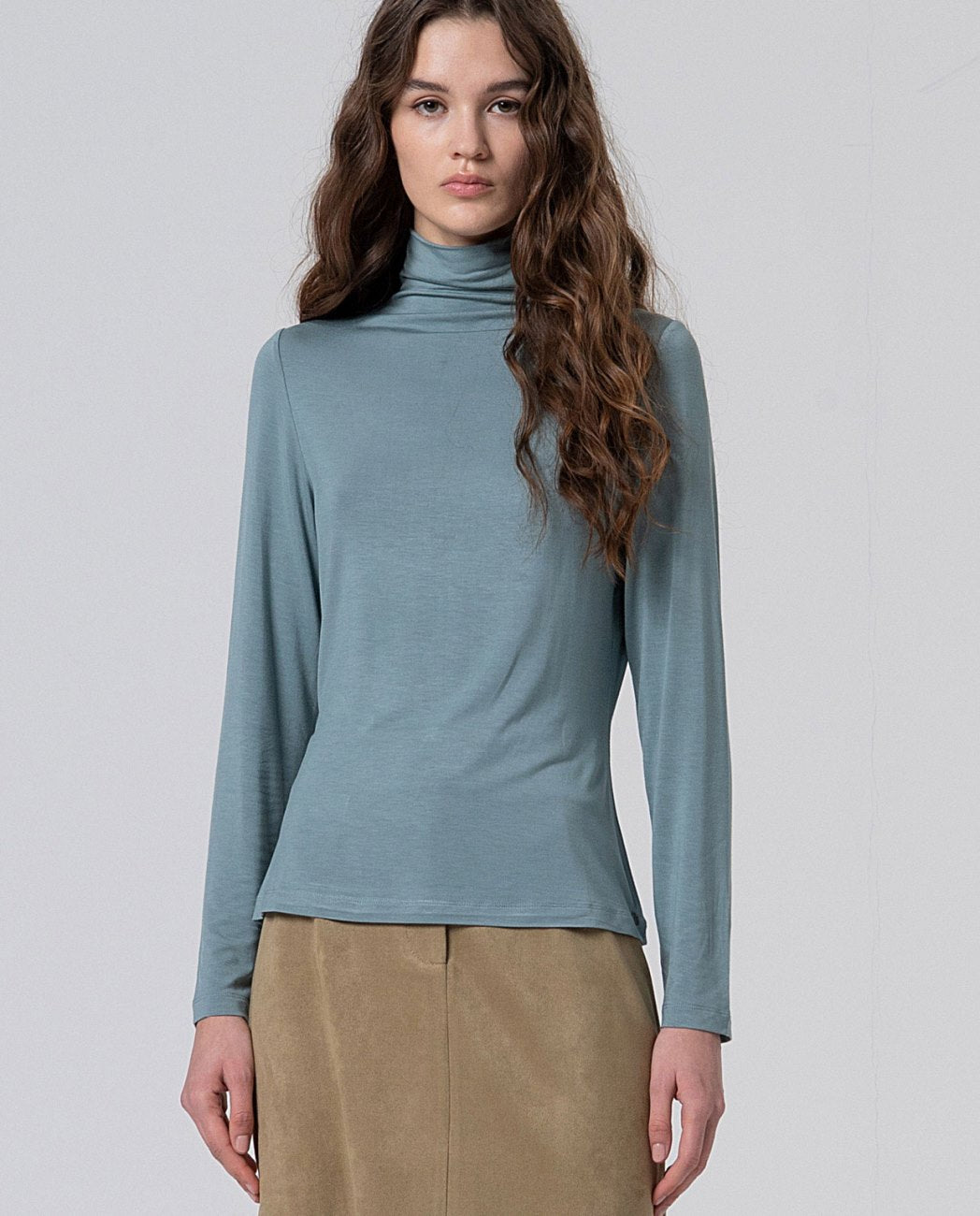 Turtleneck fitted soft blue T-shirt in 95% Viscose, 5% Elastane.