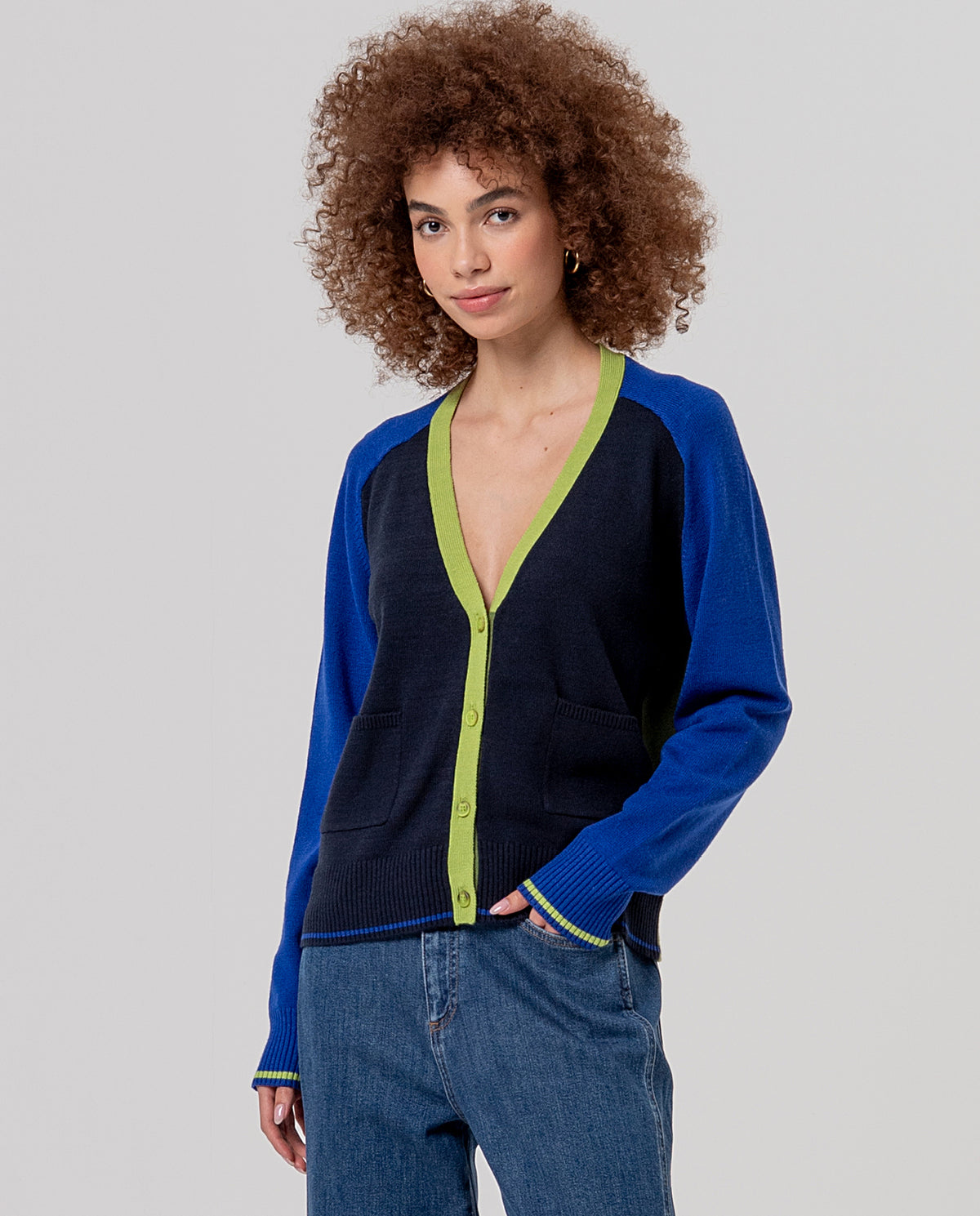 V-neck long-sleeve cardigan in soft viscose knit, with buttons and two pockets. Two-tone design, front navy,  back khaki, sleeves blue with contrast trims in light green.