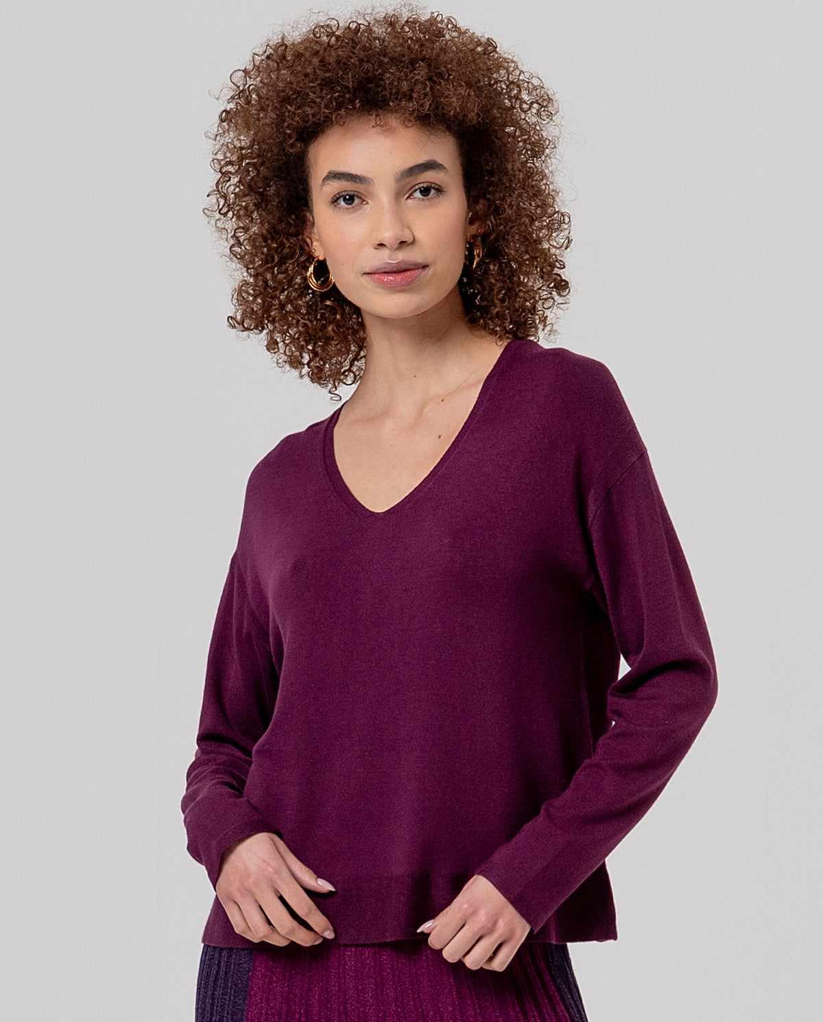 Cherry color V-neck, long-sleeve jumper in fine viscose knit, soft to the touch with a light drape. A flattering fit and easy to pair.