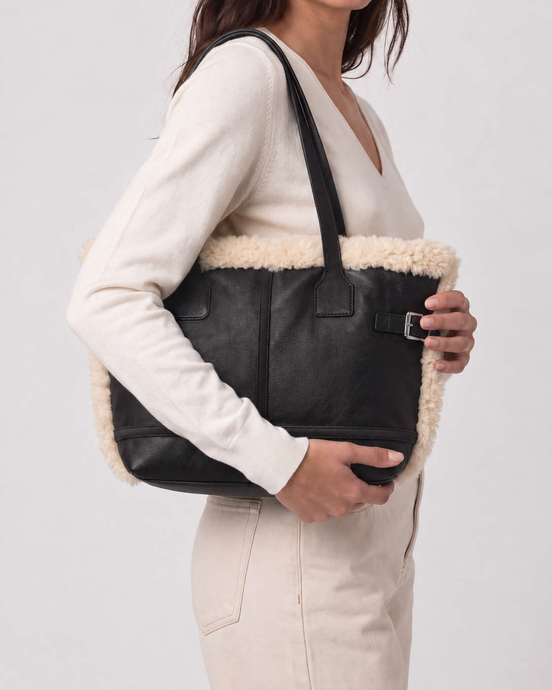 Shopper black in double-faced fabric: smooth outer combined with warm, plush faux fur. Long double handles, side buckles and great capacity. Inside open pocket and zip pocket, 38cm x 24cm x 13cm