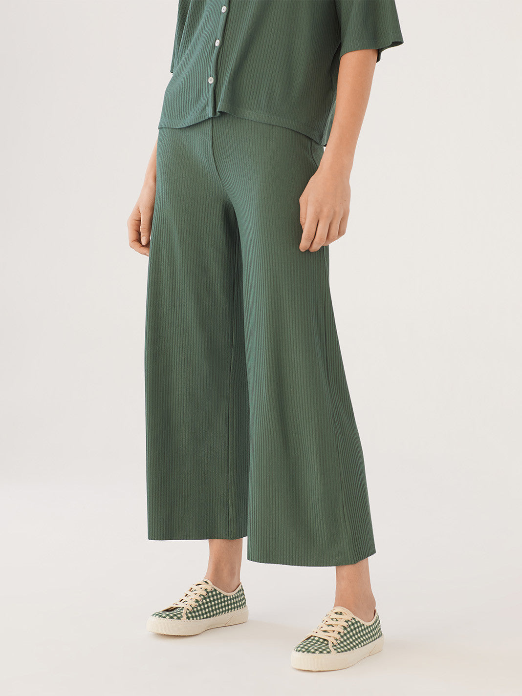 Rib knit, khaki trousers. High rise. Wide leg. Concealed elasticated waistband.  Composition: 80% Viscose 17% Polyamide 3% Elastane