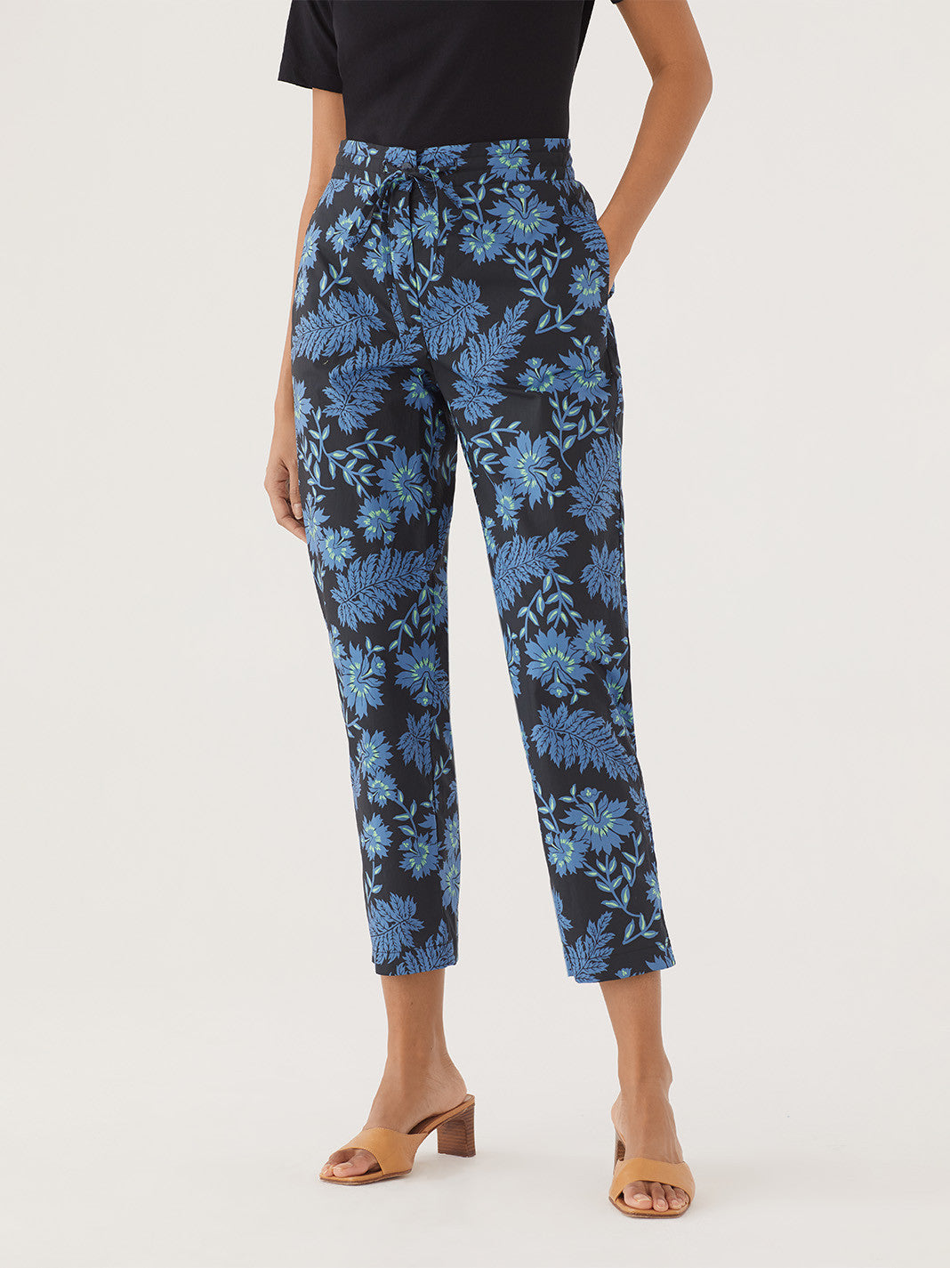 Night Flower print poplin trousers. Black with light blue flower and mint details. Side seam pockets. Front fastening with zip and button. Ribbon waistband for gathering and inner elastic at the back.  Composition: 100% Cotton