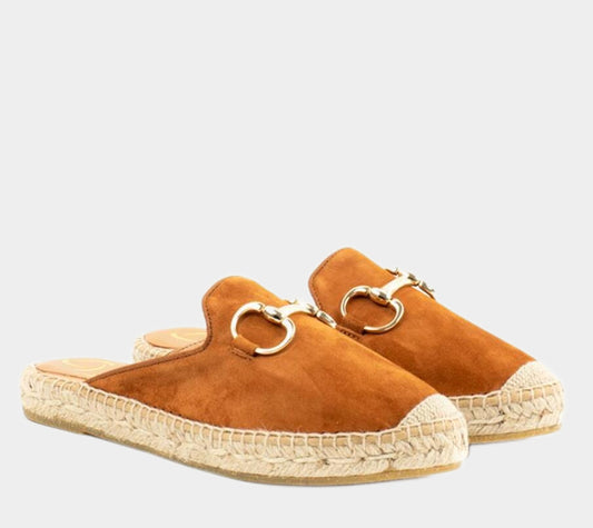 Mule, cognac espadrille, designed in suede leather with toe cap and metallic decoration on the upper. Inner lining in nude microfiber, that ensures a soft contact with the foot. Hand-sewn natural jute sole, on natural rubber crepe. Platform height 2 cm.